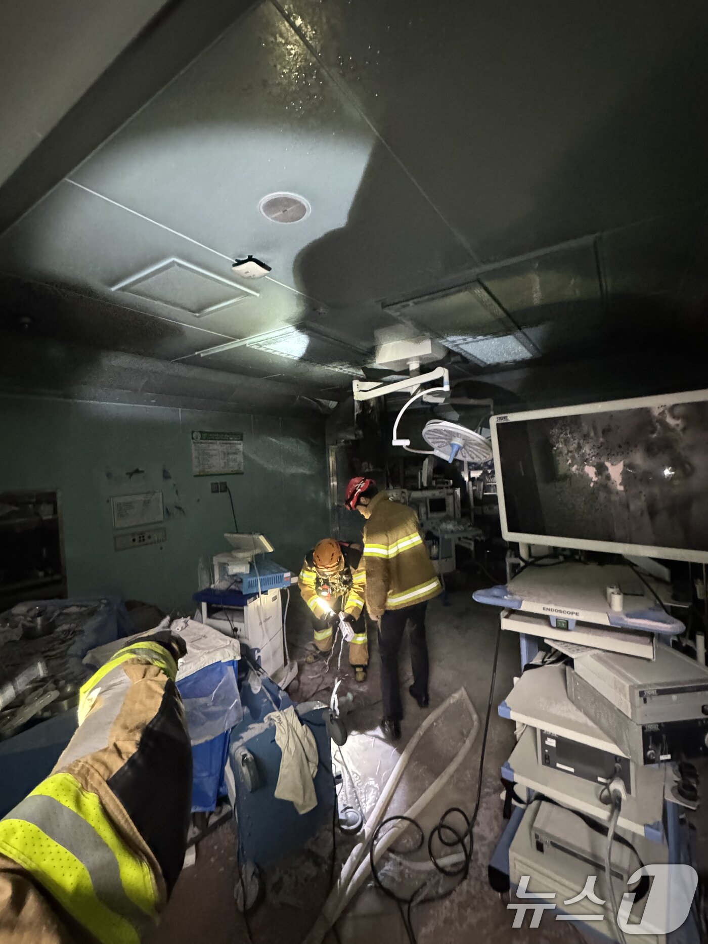 본문 이미지 - 14일 오전 8시 12분쯤 광주 동구 조선대학교 병원 신관 3층 수술실 7번방에서 불이 나 10분 만에 자체 진화됐다. 사진은 화재가 난 수술실 내부 모습. &#40;동부소방 제공. 재판매 및 DB 금지&#41; 2025.7.14/뉴스1 ⓒ News1 이승현 기자