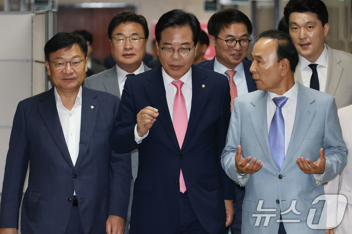 (서울=뉴스1) 이광호 기자 = 송언석 국민의힘 비상대책위원장 겸 원내대표가 14일 오전 서울 여의도 국회에서 열린 비상대책위원회의에 참석하고 있다. 2025.7.14/뉴스1