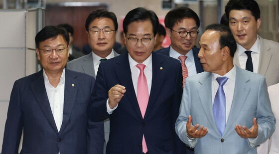 비대위회의 참석하는 송언석 비대위원장