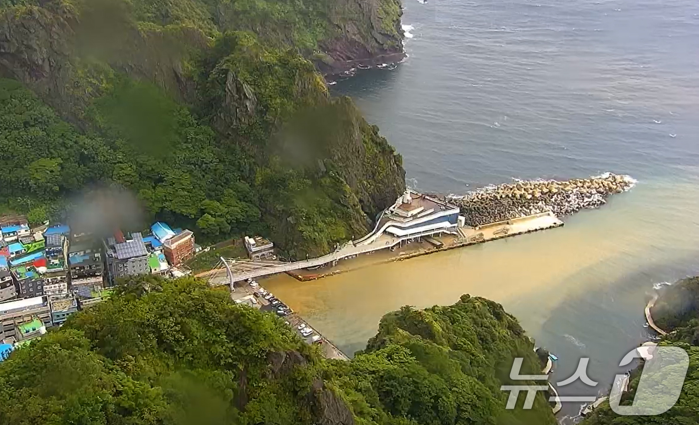 (울릉=뉴스1) 최창호 기자 = 14일 오전 호우경보가  발령 중인 경북 울릉군 전역에 산사태 경보가 발령 중인 가운데 도동항 주변이 흙탕물로 변해있다. (울릉군실시간방송화면갈무리 …