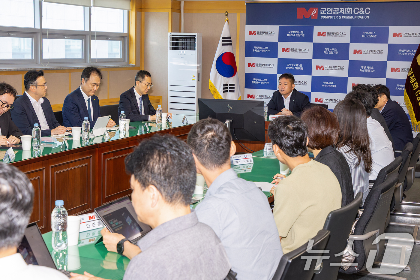 (서울=뉴스1) = KT가 군인공제회C&C와 '국방 나라사랑카드 발급 및 운영시스템 구축' 사업 계약을 체결하고, 차세대 디지털 병무행정 인프라 구축에 본격 착수한다고 14일 밝혔 …