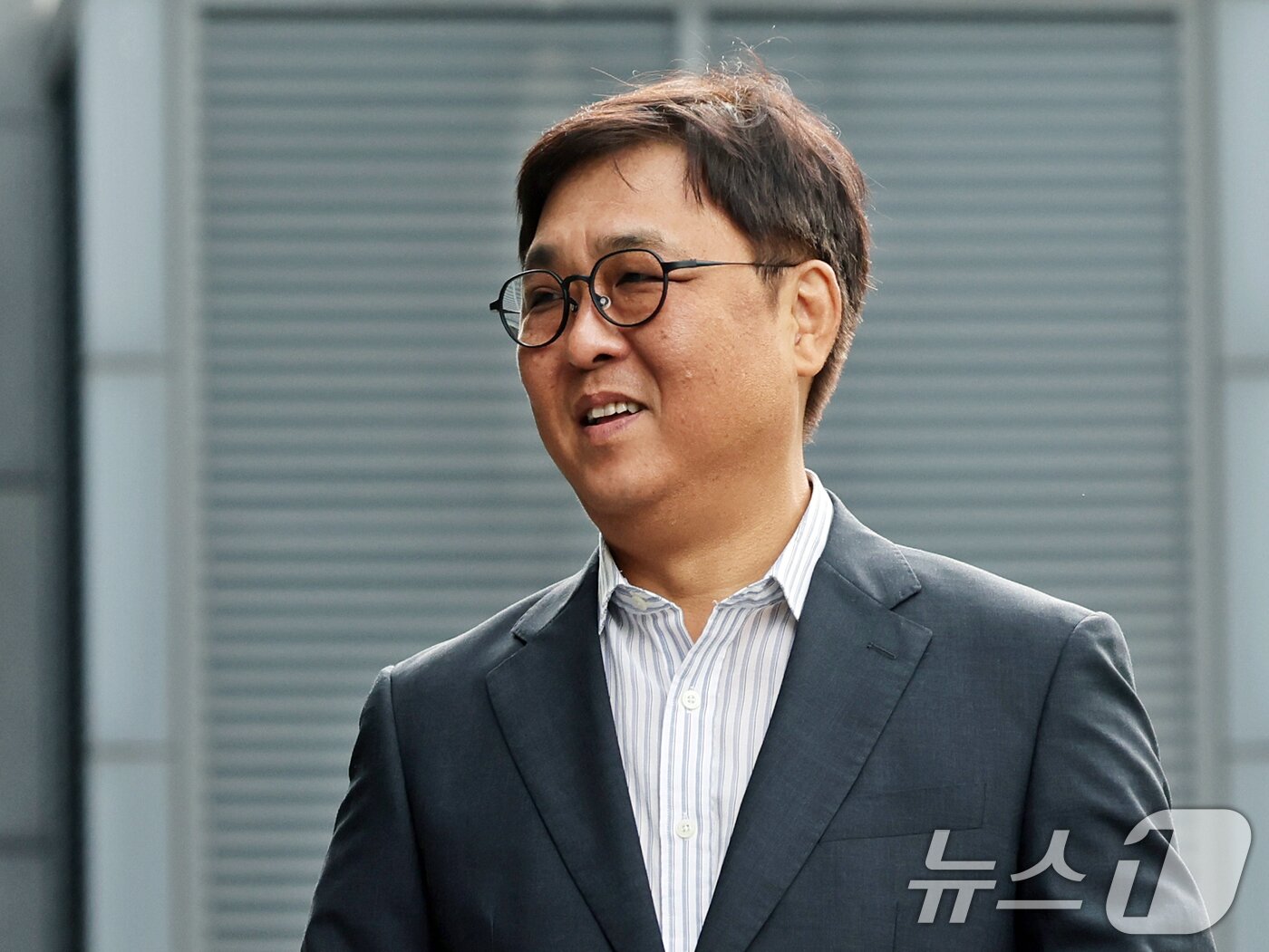 본문 이미지 - 최휘영 문화체육관광부 장관 후보자가 14일 오전 서울 종로구 국립현대미술관에 마련된 인사청문회 사무실로 출근하고 있다. 2025.7.14/뉴스1 ⓒ News1 황기선 기자