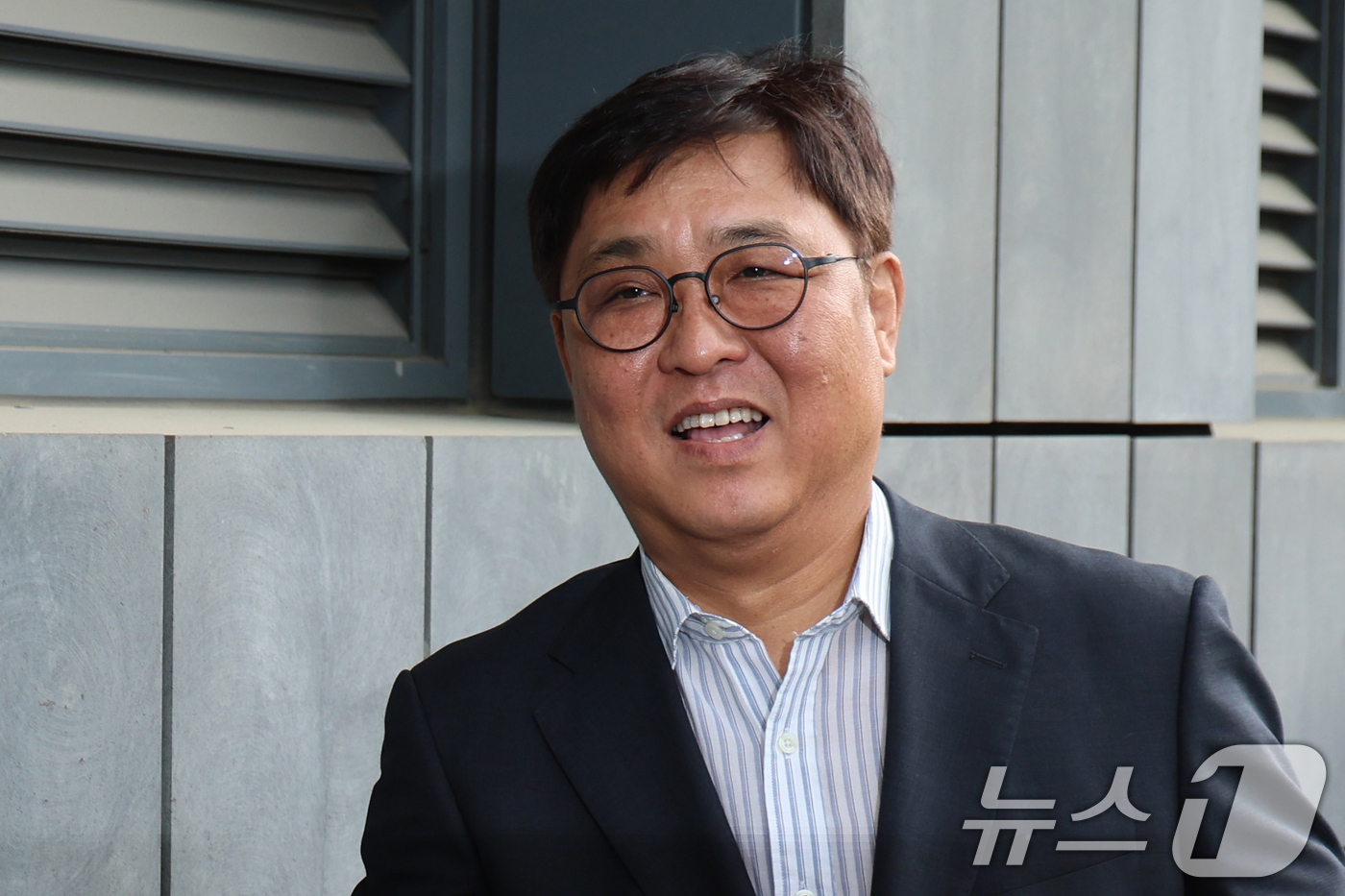 (서울=뉴스1) 황기선 기자 = 최휘영 문화체육관광부 장관 후보자가 14일 오전 서울 종로구 국립현대미술관에 마련된 인사청문회 사무실로 출근하고 있다. 2025.7.14/뉴스1