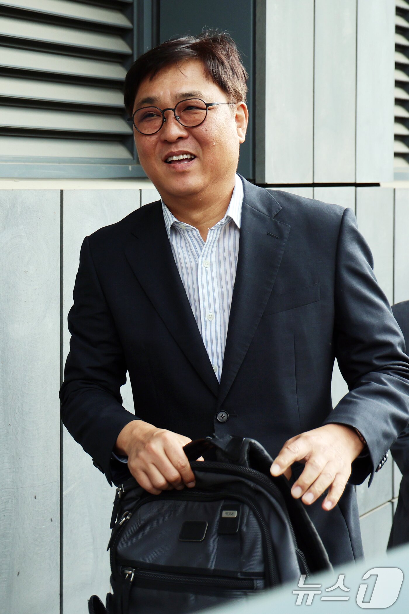 본문 이미지 - 최휘영 문화체육관광부 장관 후보자가 14일 오전 서울 종로구 국립현대미술관에 마련된 인사청문회 사무실로 출근하고 있다. 2025.7.14/뉴스1 ⓒ News1 황기선 기자