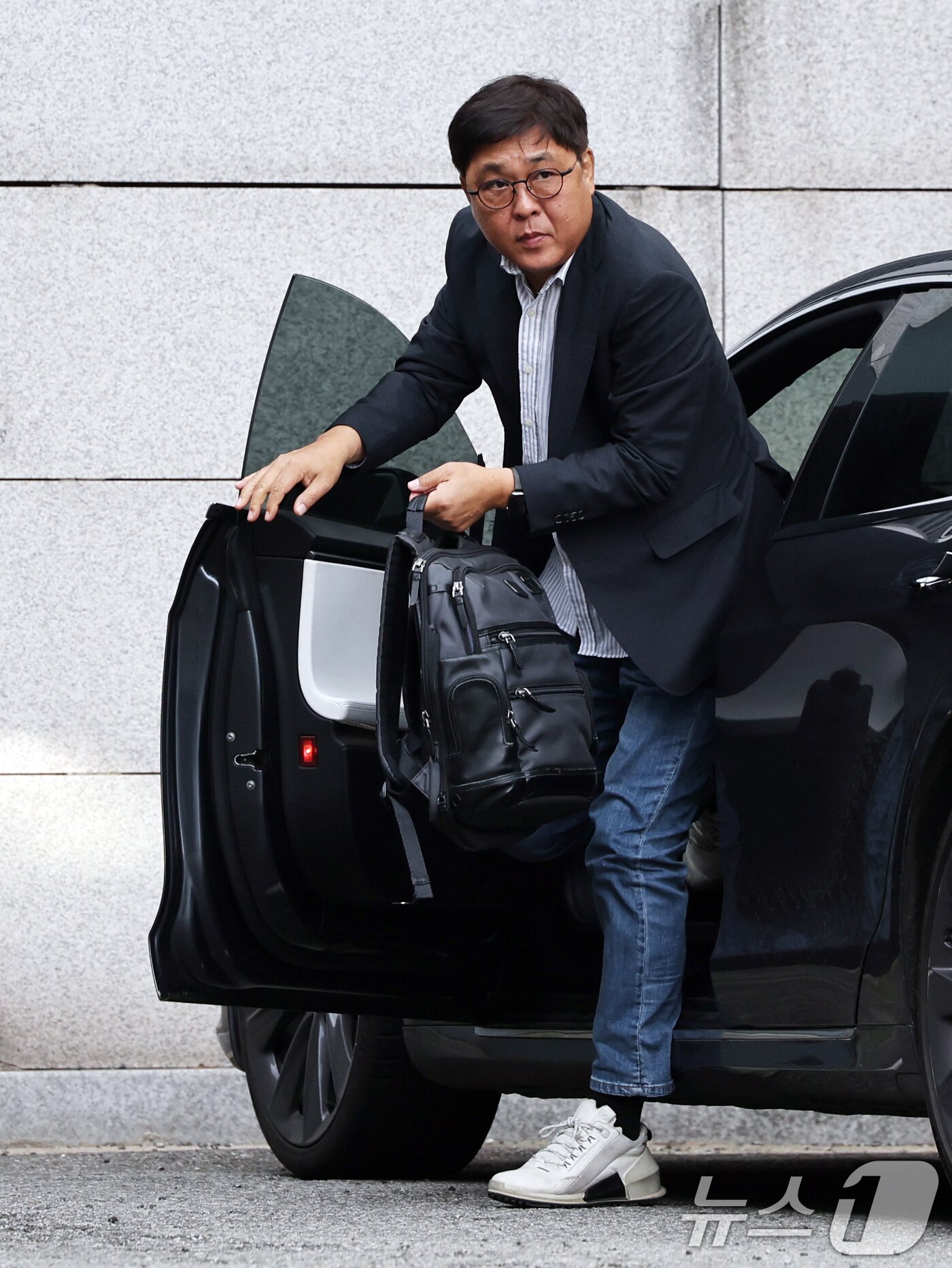 본문 이미지 - 최휘영 문화체육관광부 장관 후보자가 14일 오전 서울 종로구 국립현대미술관에 마련된 인사청문회 사무실로 출근하고 있다. 2025.7.14/뉴스1 ⓒ News1 황기선 기자