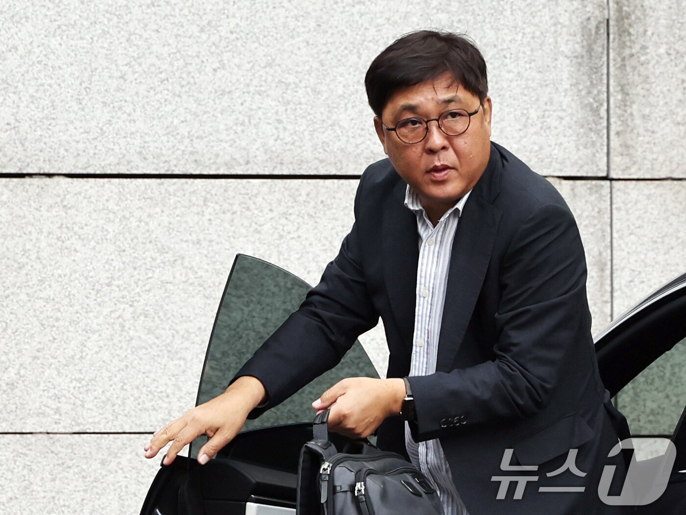 본문 이미지 - 최휘영 문화체육관광부 장관 후보자가 14일 오전 서울 종로구 국립현대미술관에 마련된 인사청문회 사무실로 출근하고 있다. 2025.7.14/뉴스1 ⓒ News1 황기선 기자