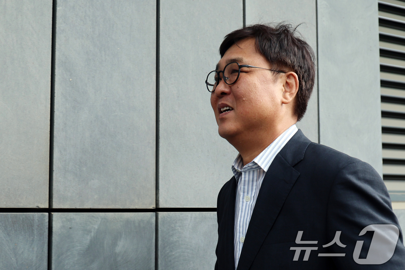 (서울=뉴스1) 황기선 기자 = 최휘영 문화체육관광부 장관 후보자가 14일 오전 서울 종로구 국립현대미술관에 마련된 인사청문회 사무실로 출근하고 있다. 2025.7.14/뉴스1