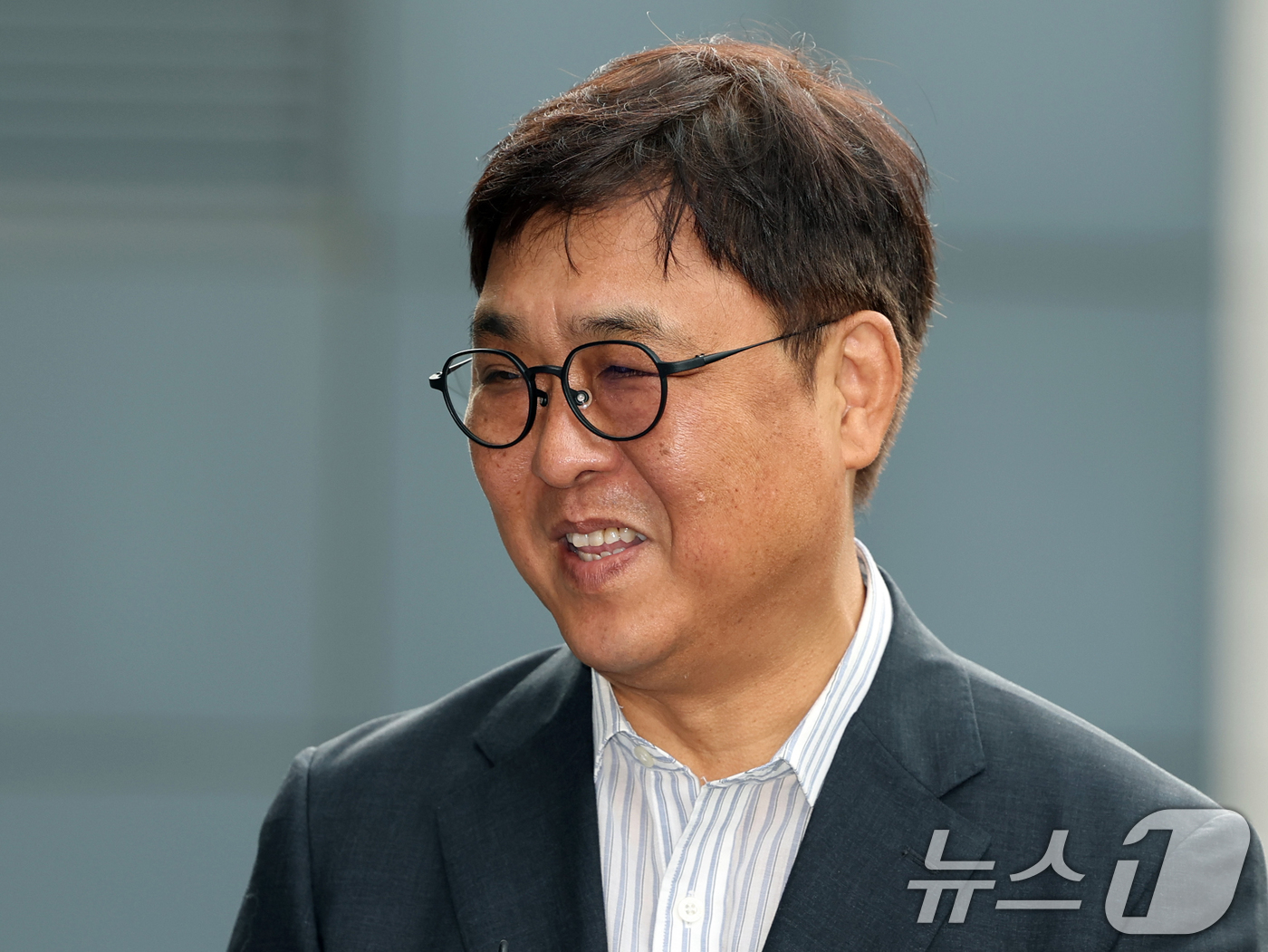 (서울=뉴스1) 황기선 기자 = 최휘영 문화체육관광부 장관 후보자가 14일 오전 서울 종로구 국립현대미술관에 마련된 인사청문회 사무실로 출근하며 소감을 밝히고 있다. 2025.7. …