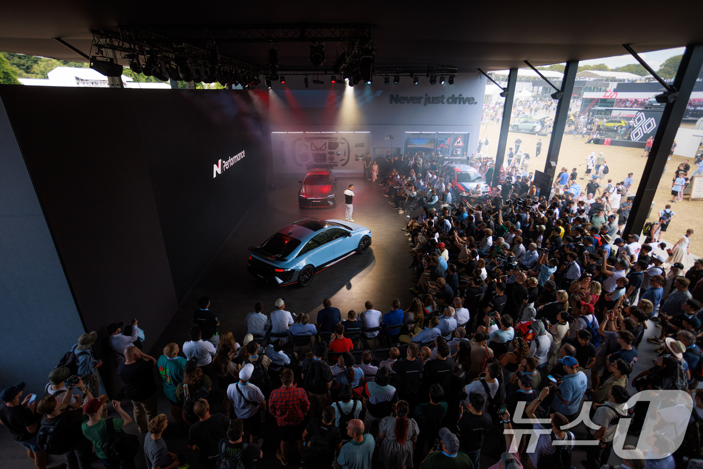 (서울=뉴스1) = 현대자동차가 영국 '2025 굿우드 페스티벌 오브 스피드'에서 아이오닉 6 N을 성공적으로 데뷔시켰다고 14일 밝혔다.사진은 지난 10(현지시간) 영국 웨스트서 …