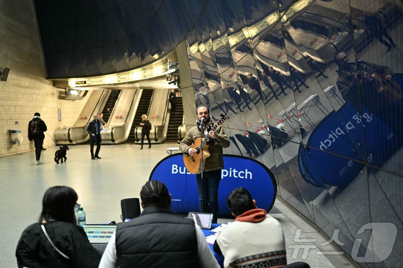 본문 이미지 - 기타리스트이자 가수인 프란체스코 나소네가 영국 런던의 런던교통공사&#40;TFL&#41; 사우스워크역에서 버스킹 오디션에 참가하고 있다. 2024.02.28/뉴스1 ⓒ AFP=뉴스1 ⓒ News1 김민수 기자