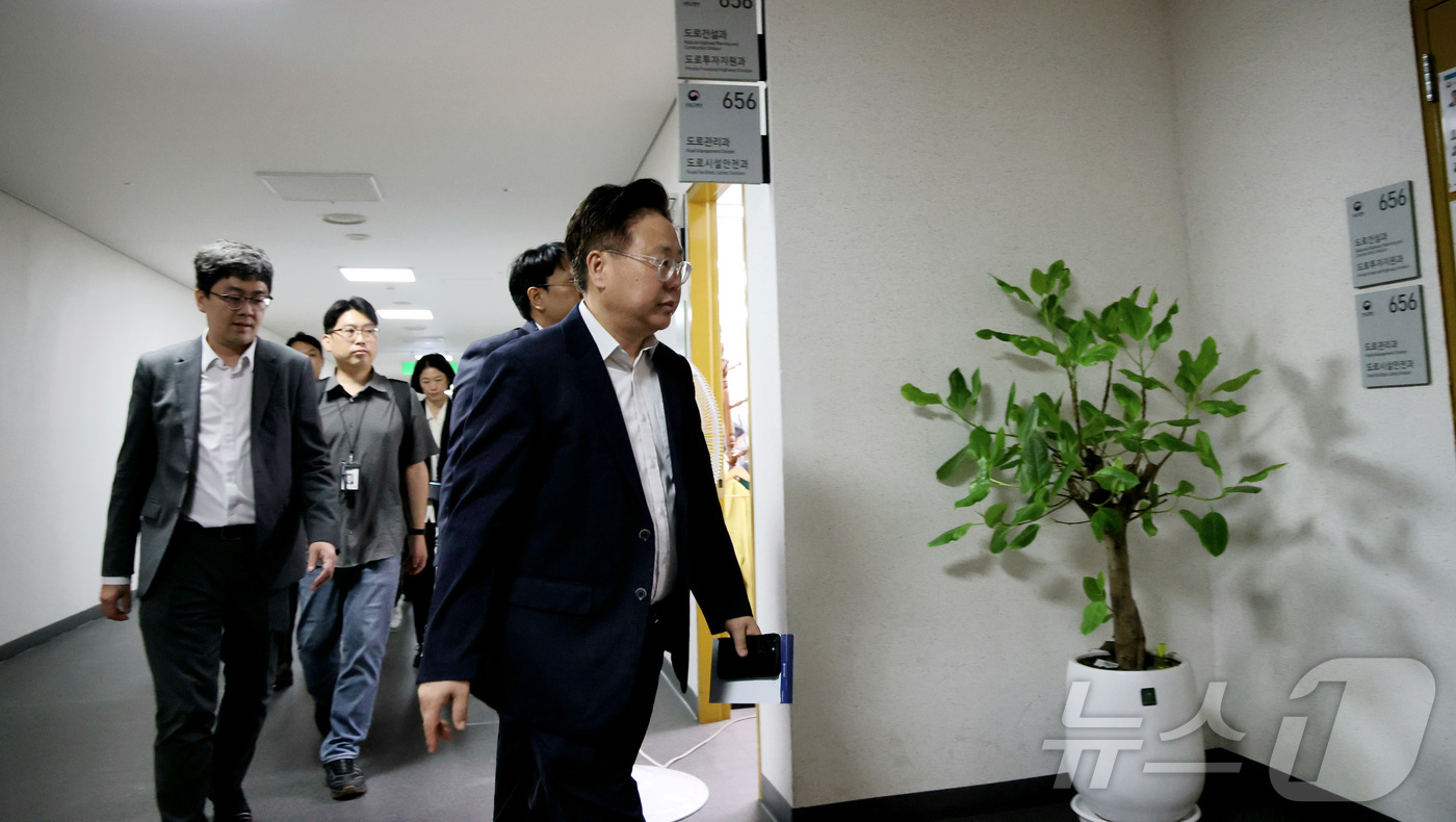 (세종=뉴스1) 김기남 기자 = 김건희 여사 관련 의혹을 수사하는 민중기 특별검사팀이 서울-양평고속도로 노선 변경 과정에 김 여사와 그 일가가 부당하게 개입했다는 의혹과 관련해 1 …