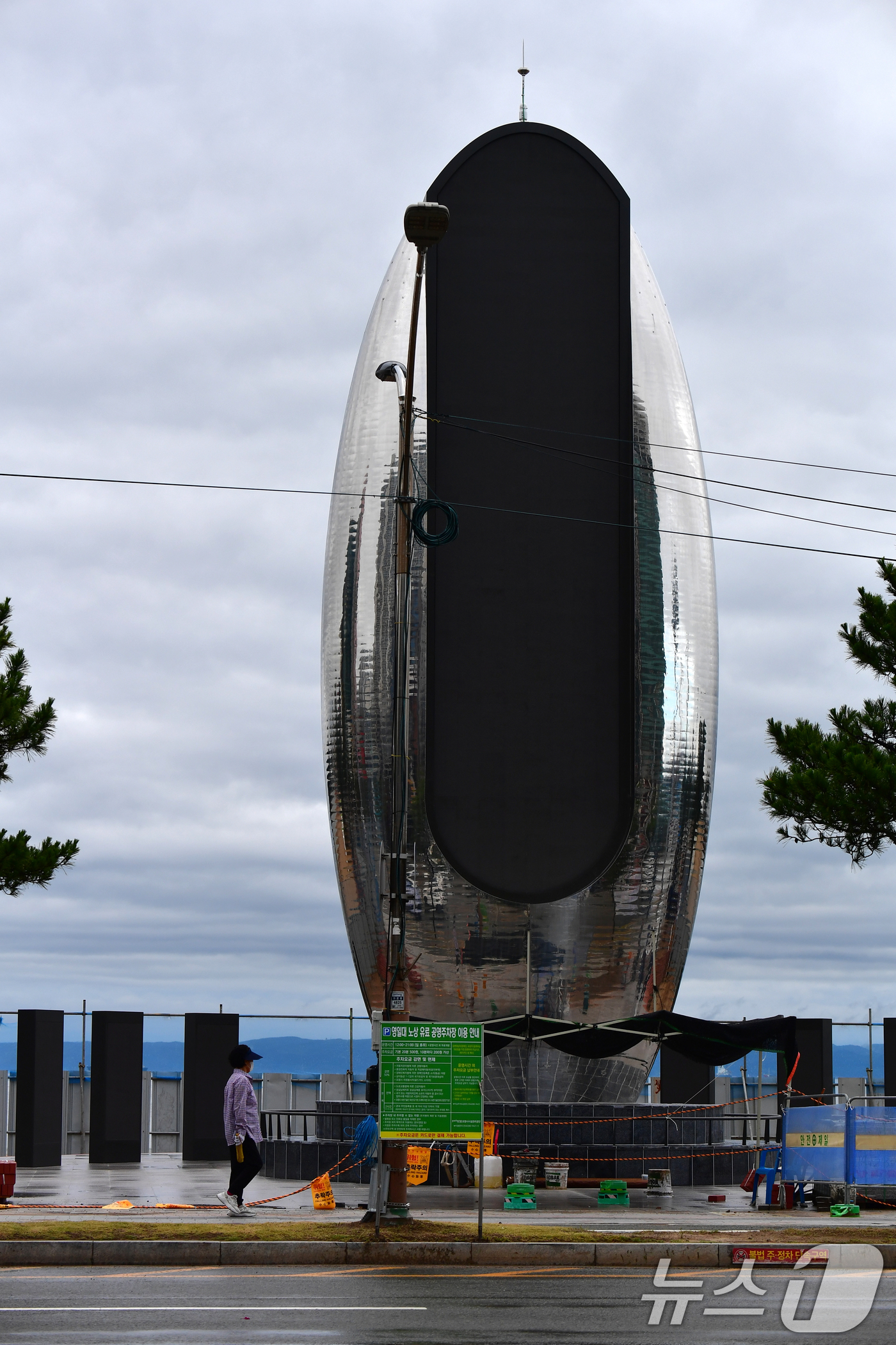 (포항=뉴스1) 최창호 기자 = 14일 경북 포항시 북구 영일대해수욕장 입구에 대형 시계탑이 설치되고 있다.빛의 시계탑으로 명명된  시계탑 공사에는 시비  17억 원이 예산이 투입 …