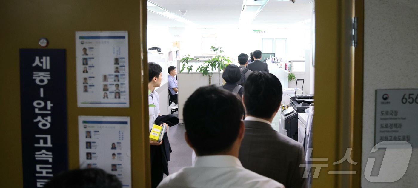 (세종=뉴스1) 김기남 기자 = 김건희 여사 관련 의혹을 수사하는 민중기 특별검사팀이 서울-양평고속도로 노선 변경 과정에 김 여사와 그 일가가 부당하게 개입했다는 의혹과 관련해 1 …