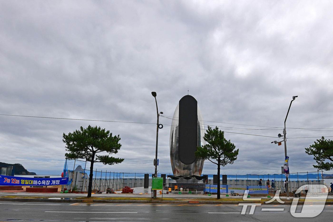 (포항=뉴스1) 최창호 기자 = 14일 경북 포항시 북구 영일대해수욕장 입구에 대형 시계탑이 설치되고 있다.빛의 시계탑으로 명명된  시계탑 공사에는 시비  17억 원이 예산이 투입 …