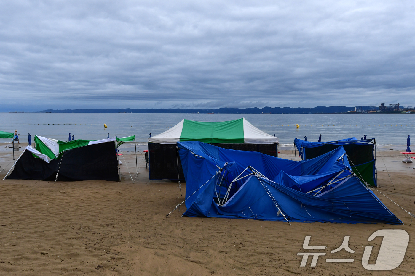 (포항=뉴스1) 최창호 기자 = 14일 경북 포항시 북구 영일대해수욕장 백사장에 쳐 둔 텐트 등이 간밤에 내린 폭우에 쓰러져 있다.  2025.7.14/뉴스1