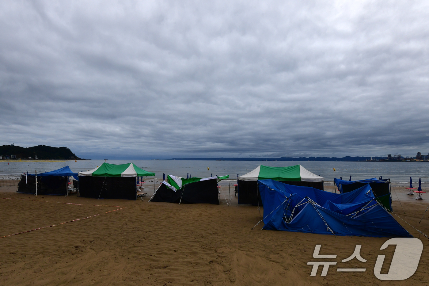 (포항=뉴스1) 최창호 기자 = 14일 경북 포항시 북구 영일대해수욕장 백사장에 쳐 둔 텐트 등이 간밤에 내린 폭우에 쓰러져 있다. 2025.7.14/뉴스1