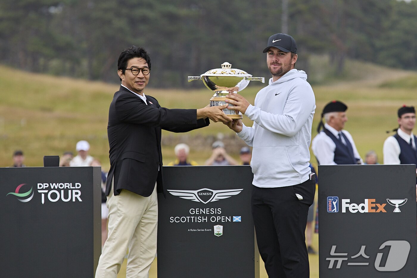 본문 이미지 - 13일(현지시간) 영국 스코틀랜드 노스 베릭 소재 르네상스 클럽에서 열린 '2025 제네시스 스코티시 오픈' 시상식에서 우승자 크리스 고터럽(오른쪽)이 송민규 제네시스사업본부장 부사장(왼쪽)과 기념 사진을 촬영한 모습(제네시스 제공). 2025.07.13.