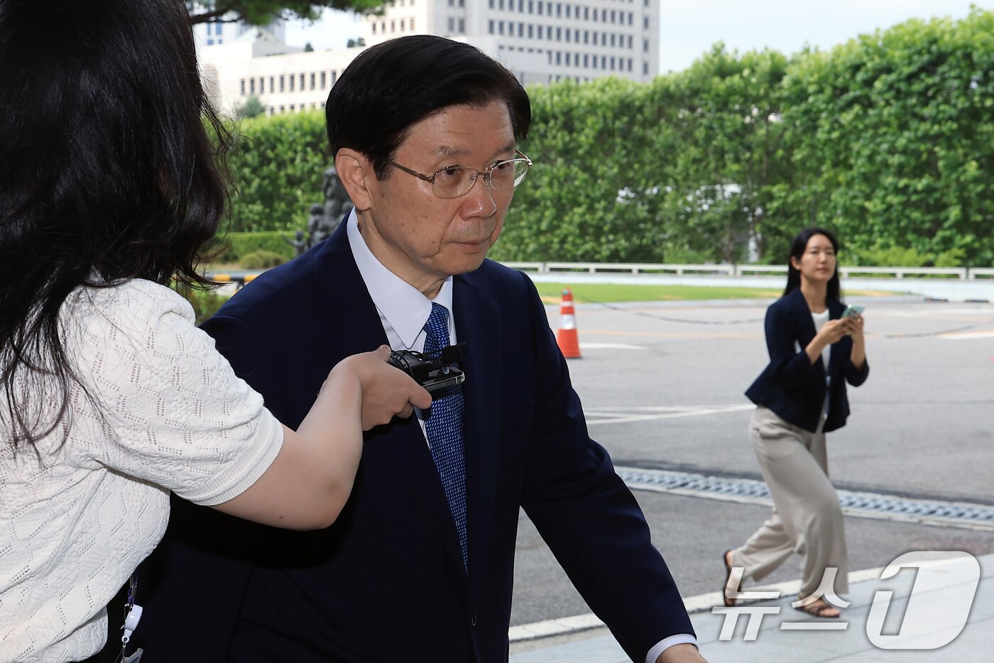 본문 이미지 - 박종준 전 대통령경호처 경호처장이 14일 오전 서울 서초구 내란·외환 특검사무실이 위치한 서울고등검찰청으로 들어오고 있다. 2025.7.14/뉴스1 ⓒ News1 박정호 기자