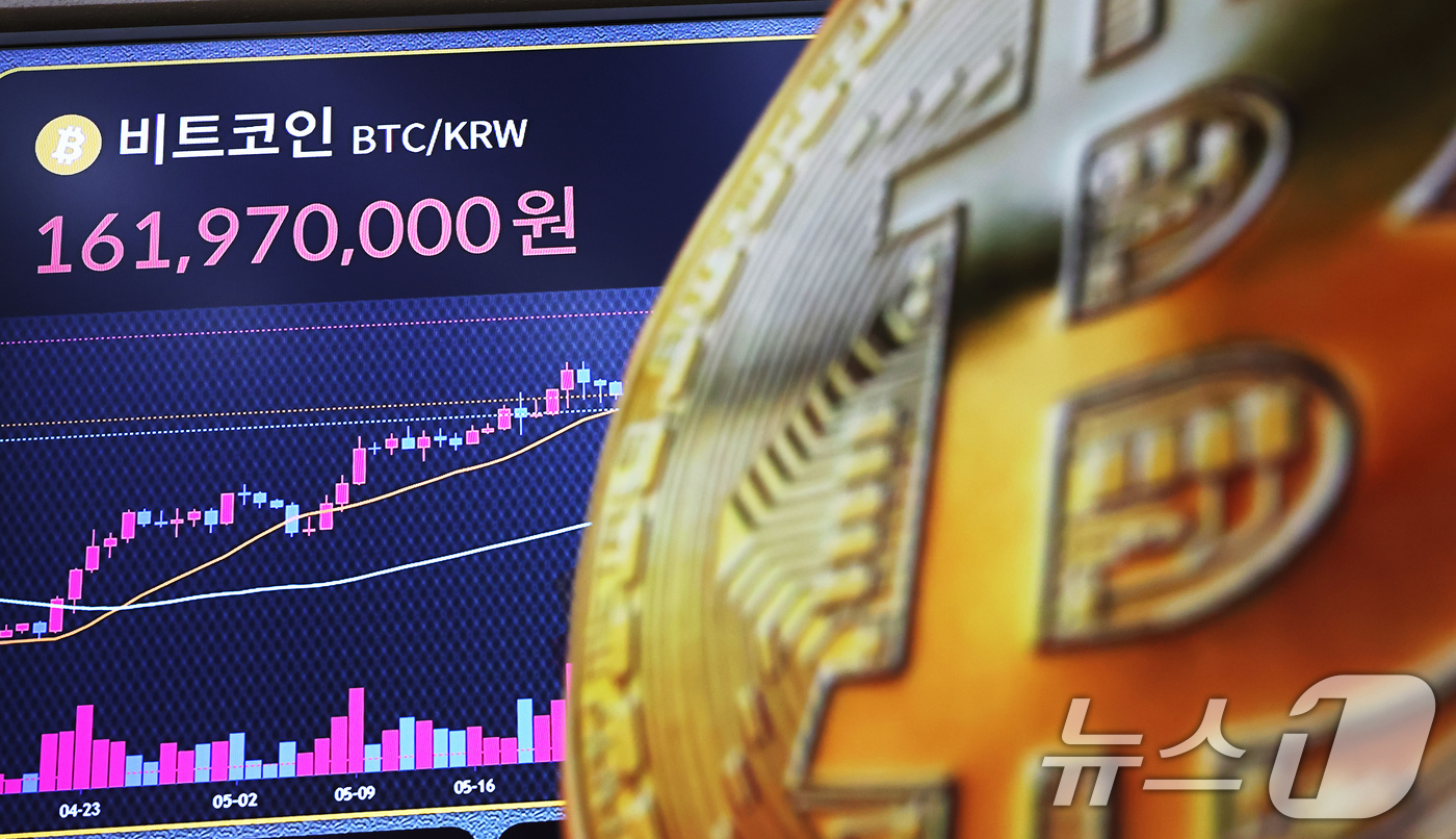 (서울=뉴스1) 장수영 기자 = 14일 오전 서울 서초구 빗썸라운지 전광판에 비트코인 가격이 표시되고 있다.'암호화폐 주간'을 맞아 비트코인이 신고가를 작성한 가운데 가상자산이 일 …