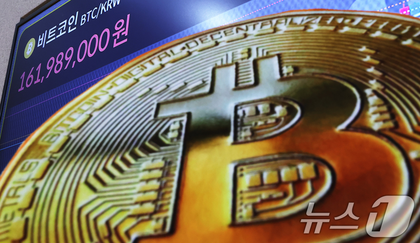 (서울=뉴스1) 장수영 기자 = 14일 오전 서울 서초구 빗썸라운지 전광판에 비트코인 가격이 표시되고 있다.'암호화폐 주간'을 맞아 비트코인이 신고가를 작성한 가운데 가상자산이 일 …