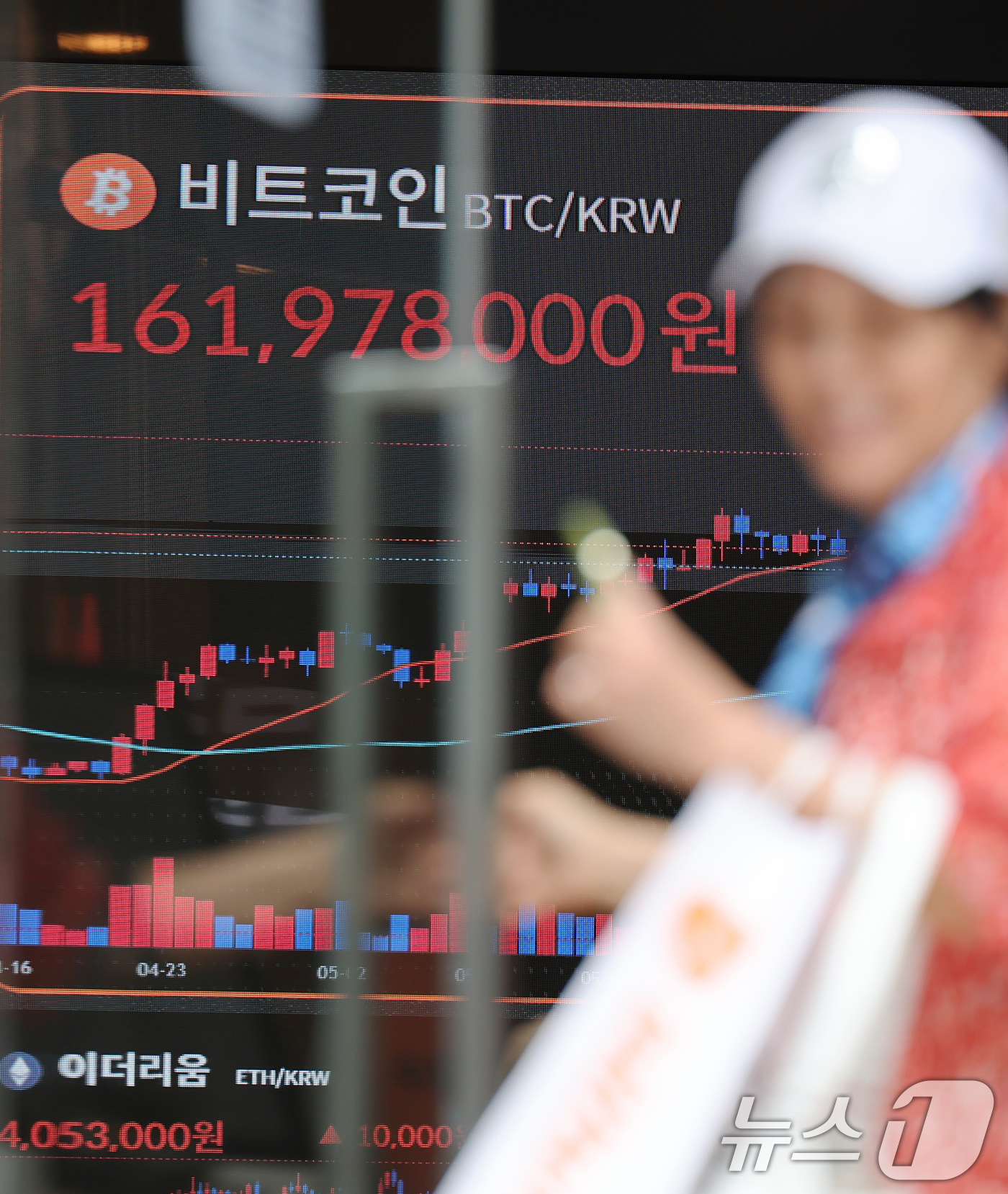 (서울=뉴스1) 장수영 기자 = 14일 오전 서울 서초구 빗썸라운지 전광판에 비트코인 가격이 표시되고 있다.'암호화폐 주간'을 맞아 비트코인이 신고가를 작성한 가운데 가상자산이 일 …