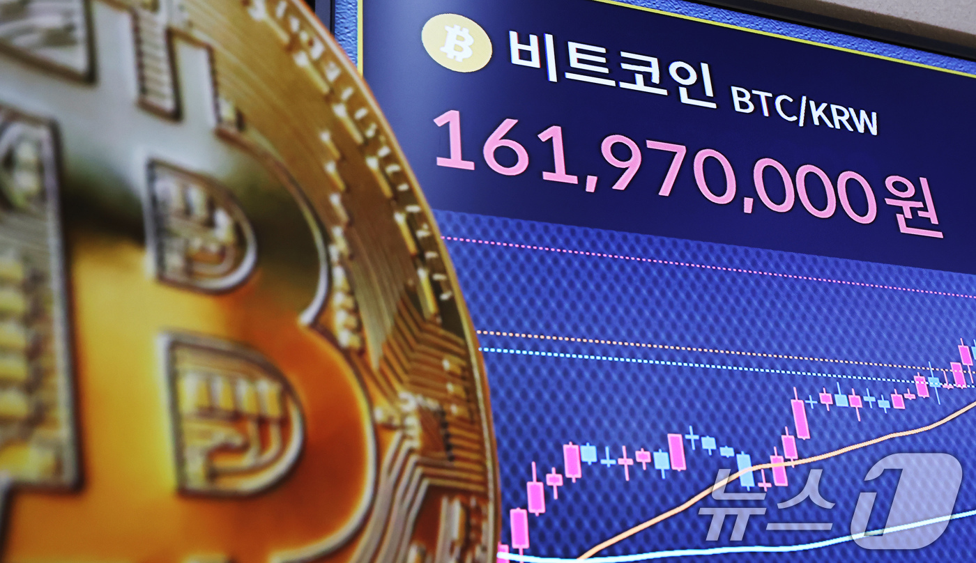(서울=뉴스1) 장수영 기자 = 14일 오전 서울 서초구 빗썸라운지 전광판에 비트코인 가격이 표시되고 있다.'암호화폐 주간'을 맞아 비트코인이 신고가를 작성한 가운데 가상자산이 일 …