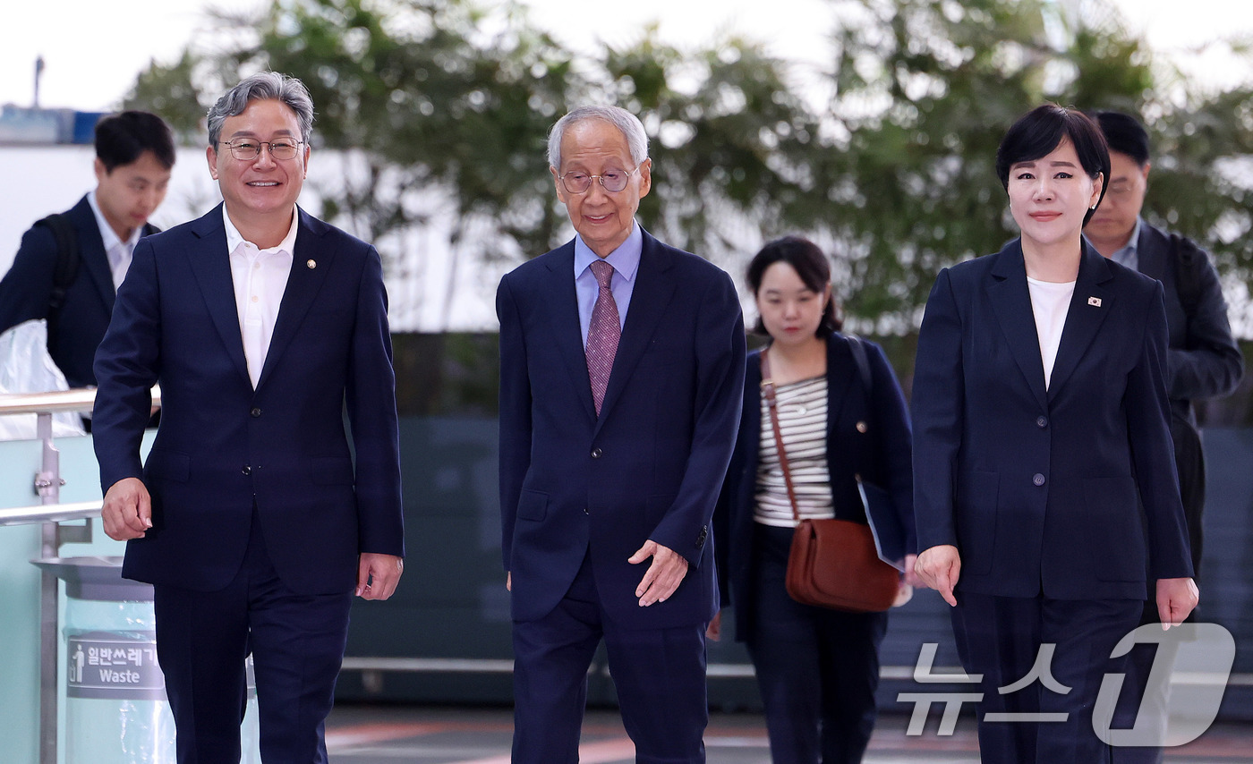 (인천공항=뉴스1) 박지혜 기자 = 윤여준 EU 특사단장(가운데)과 EU특사단인 전현희·손명수 더불어민주당 의원이 14일 인천국제공항을 통해 벨기에로 출국하고 있다.EU 특사단은 …