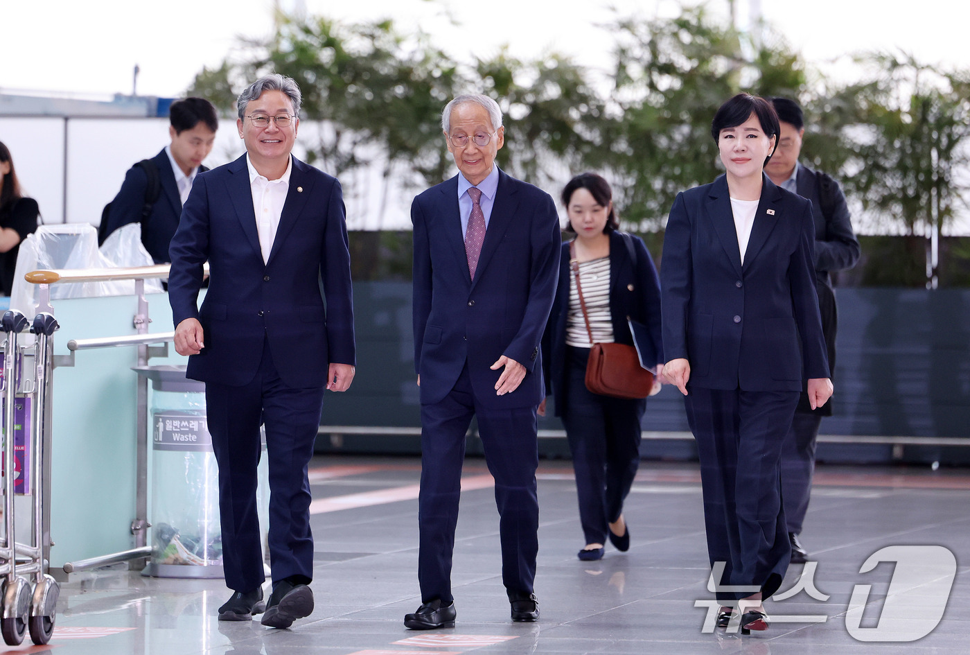 (인천공항=뉴스1) 박지혜 기자 = 윤여준 EU 특사단장(가운데)과 EU특사단인 전현희·손명수 더불어민주당 의원이 14일 인천국제공항을 통해 벨기에로 출국하고 있다.EU 특사단은 …