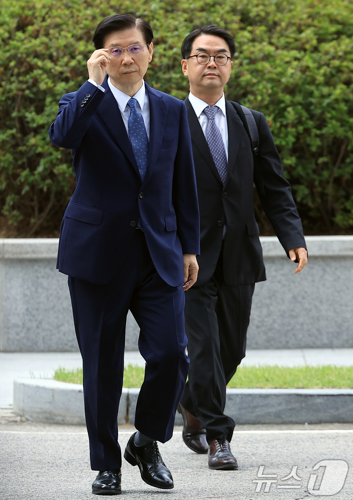 (서울=뉴스1) 박정호 기자 = 박종준 전 대통령경호처 경호처장이 14일 오전 서울 서초구 내란·외환 특검사무실이 위치한 서울고등검찰청으로 들어오고 있다. 2025.7.14/뉴스1 …