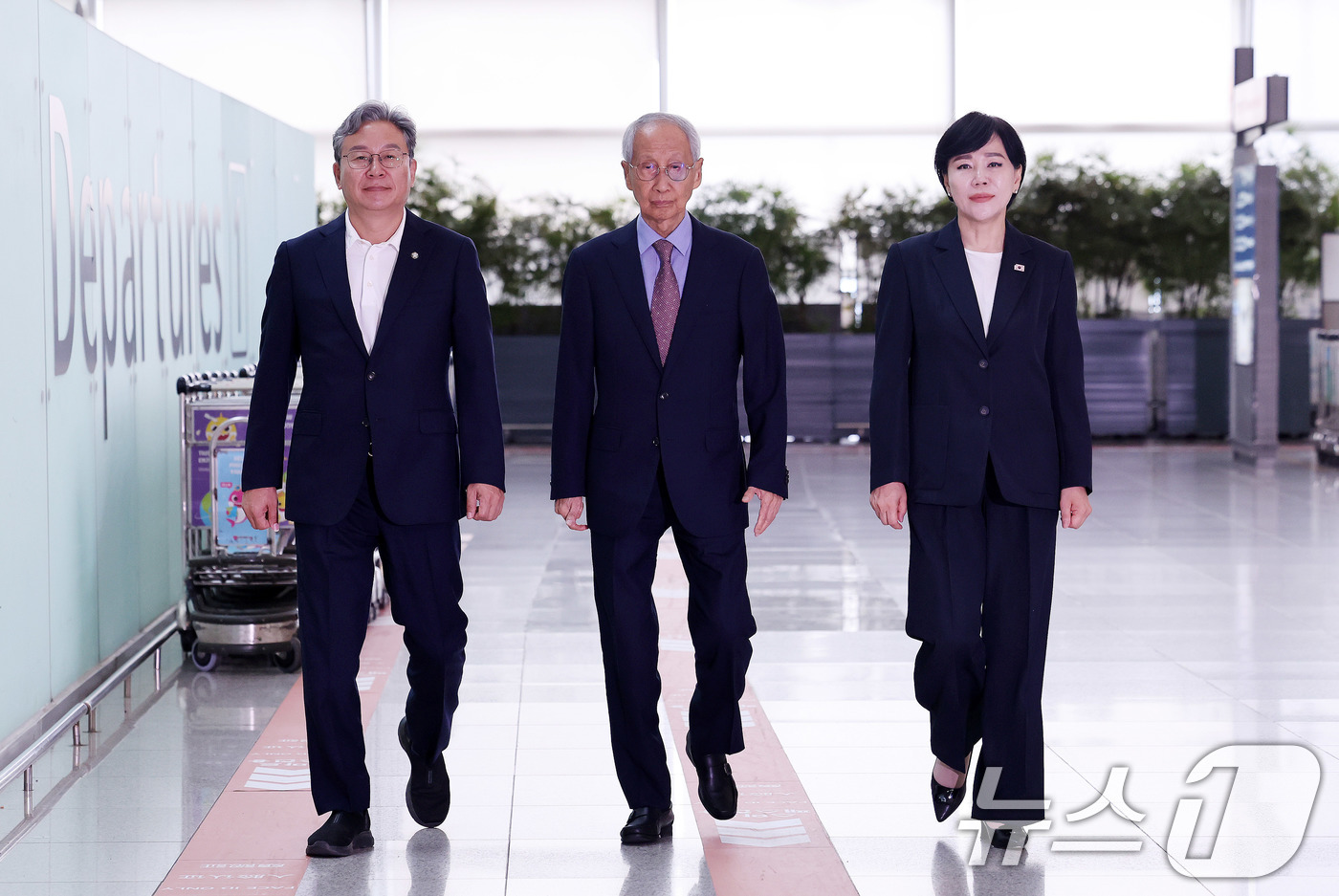 (인천공항=뉴스1) 박지혜 기자 = 윤여준 EU 특사단장(가운데)과 EU특사단인 전현희·손명수 더불어민주당 의원이 14일 인천국제공항을 통해 벨기에로 출국하고 있다.EU 특사단은 …