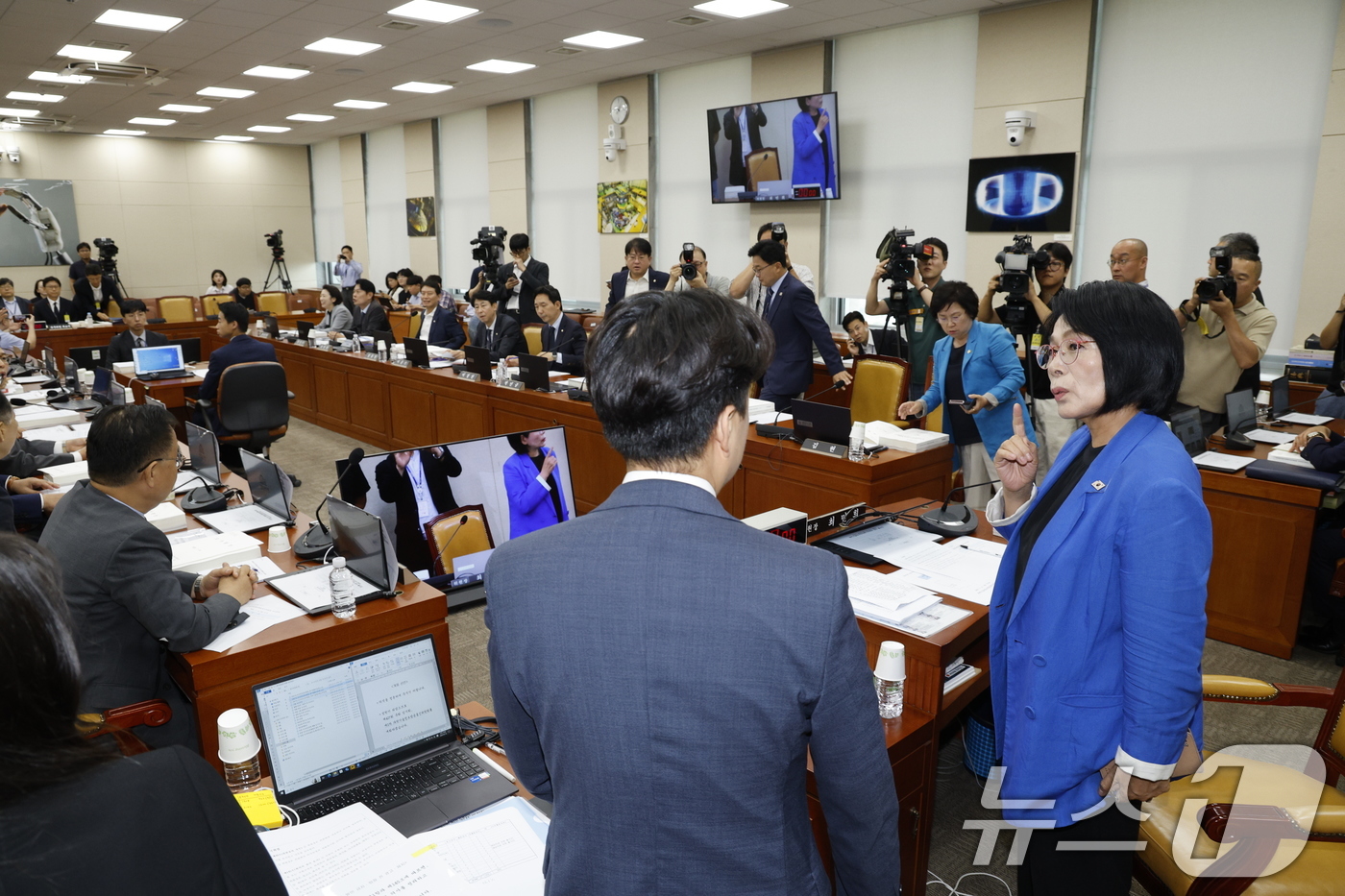 (서울=뉴스1) 안은나 기자 = 14일 오전 서울 여의도 국회 과학기술정보방송통신위원회에서 열린 배경훈 과학기술정보통신부 장관 후보자 인사청문회에서 국민의힘 의원들의 ‘최민희 독재 …