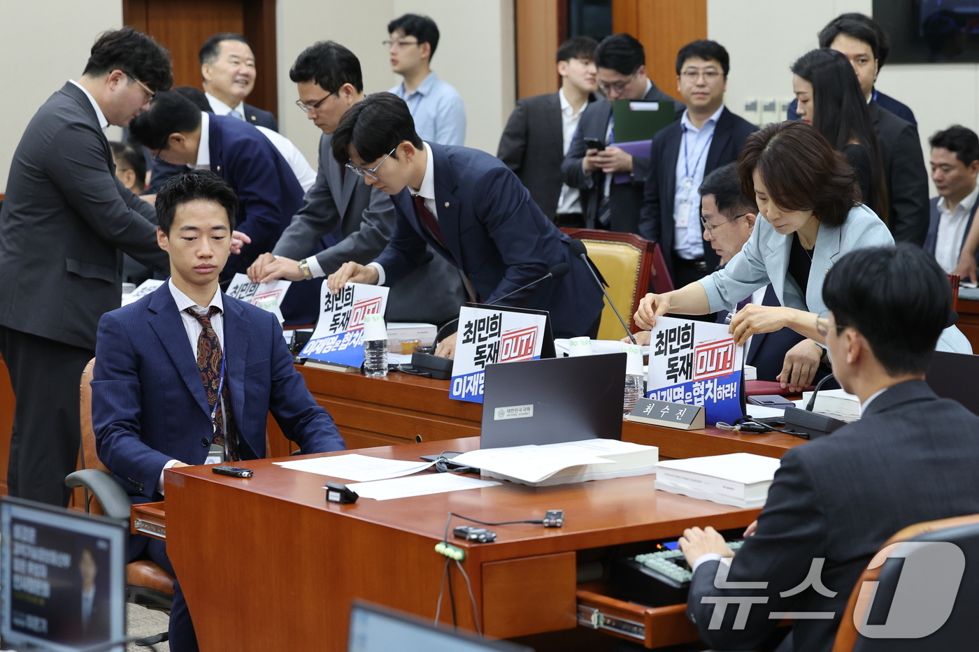 (서울=뉴스1) 안은나 기자 = 14일 오전 서울 여의도 국회 과학기술정보방송통신위원회에서 열린 배경훈 과학기술정보통신부 장관 후보자 인사청문회에서 국민의힘 의원들이 ‘최민희 독재 …