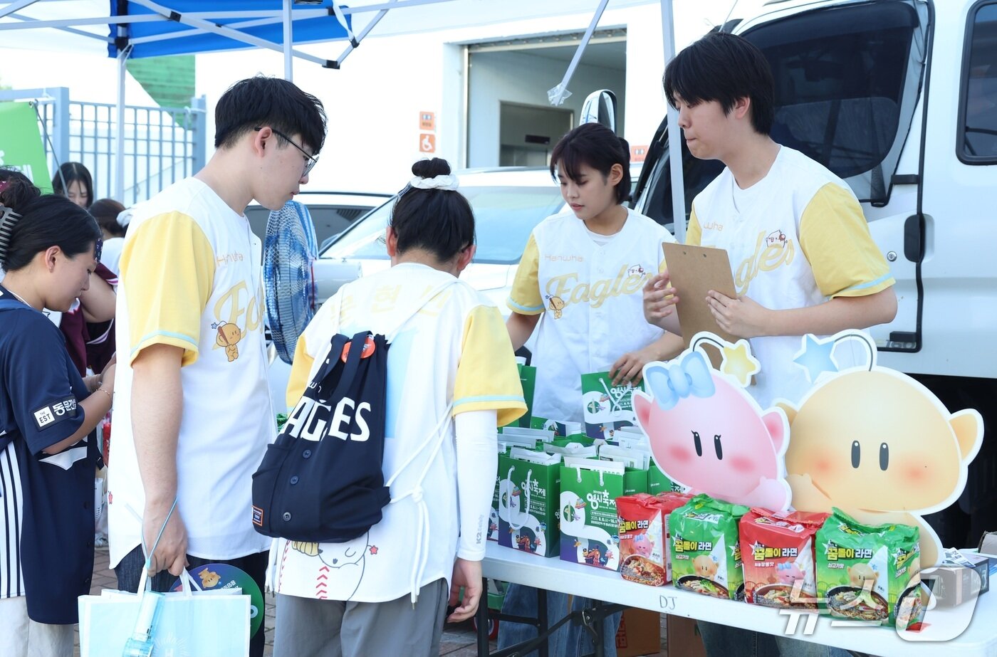 본문 이미지 - 대덕대 K-모델과 학생들이 2025 KBO 올스타전 현장에서 대전0시축제 붐업을 위한 행사에 참여했다. (대덕대 제공.재판매 및 DB금지)/뉴스1 