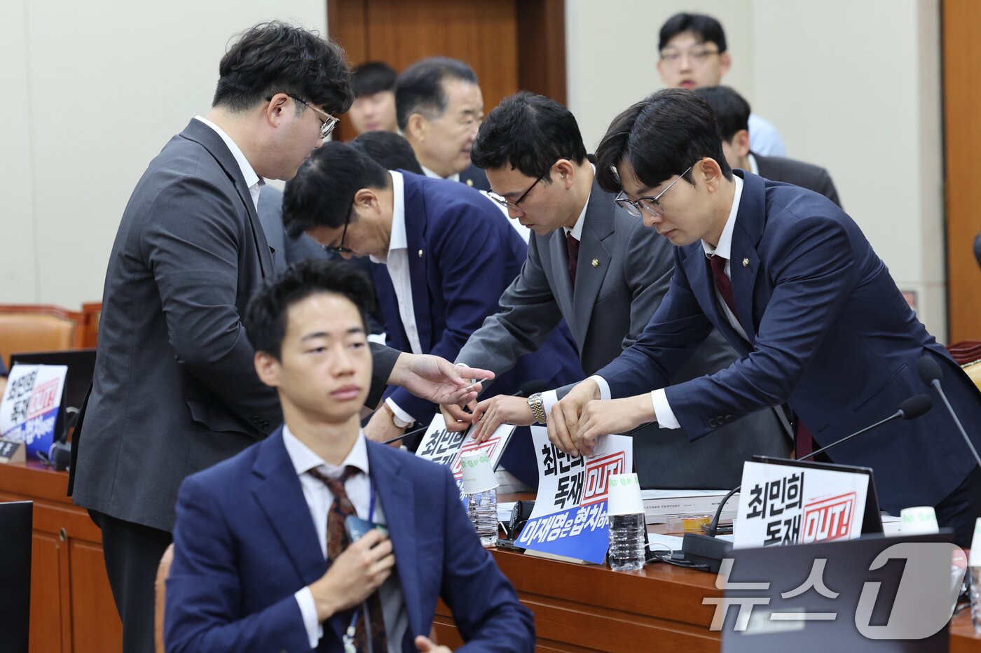 본문 이미지 - 14일 오전 서울 여의도 국회 과학기술정보방송통신위원회에서 열린 배경훈 과학기술정보통신부 장관 후보자 인사청문회에서 국민의힘 박충권&#40;오른쪽부터&#41;, 박정훈, 김장겸 의원이 의원석에 과방위원장 비판 문구가 적힌 피켓을 붙이고 있다. 2025.7.14/뉴스1 ⓒ News1 안은나 기자