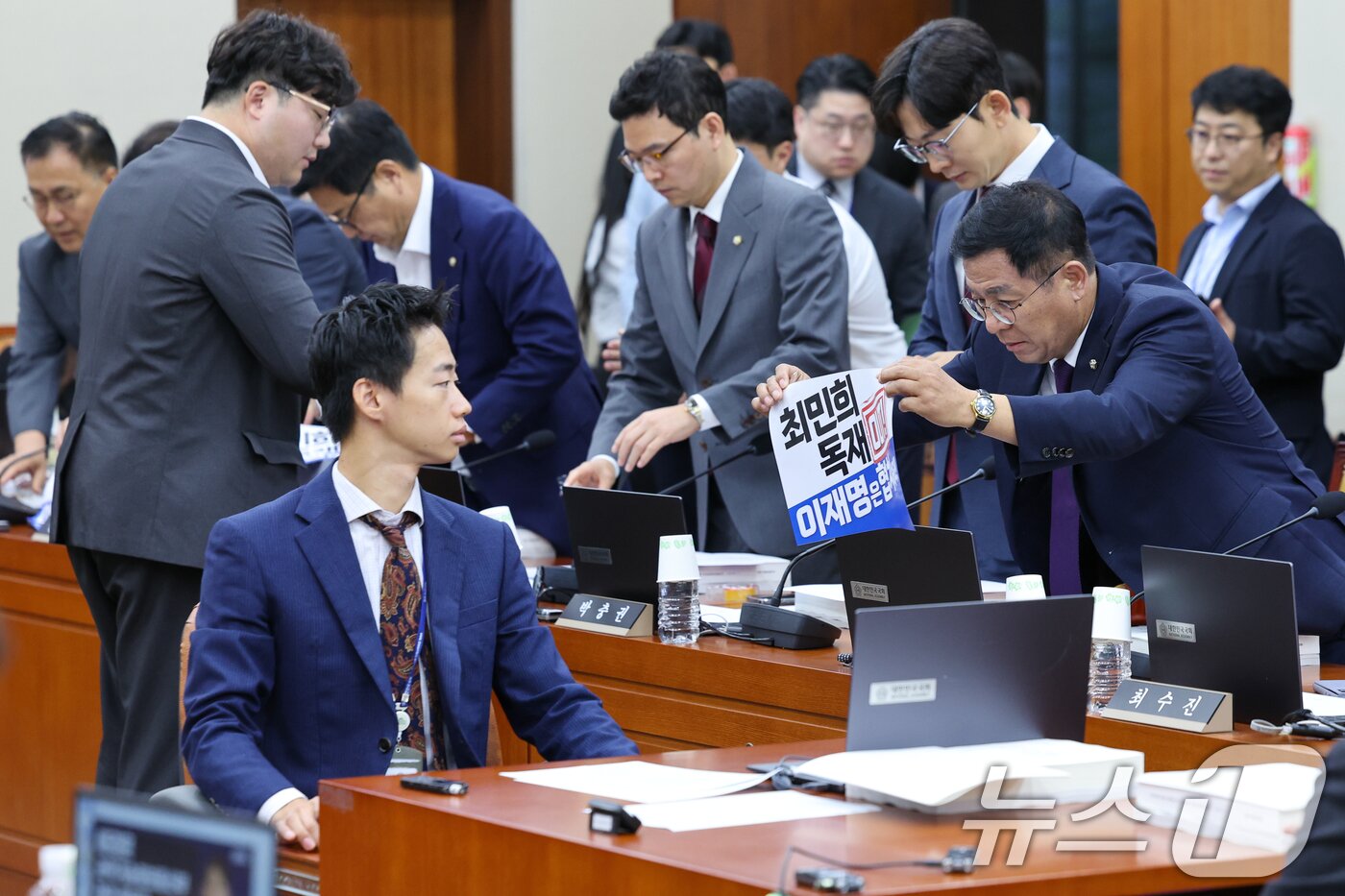 본문 이미지 - 14일 오전 서울 여의도 국회 과학기술정보방송통신위원회에서 열린 배경훈 과학기술정보통신부 장관 후보자 인사청문회에서 국민의힘 이상휘&#40;오른쪽부터&#41;, 박충권, 박정훈, 김장겸 의원이 의원석에 과방위원장 비판 문구가 적힌 피켓을 붙이고 있다. 2025.7.14/뉴스1 ⓒ News1 안은나 기자