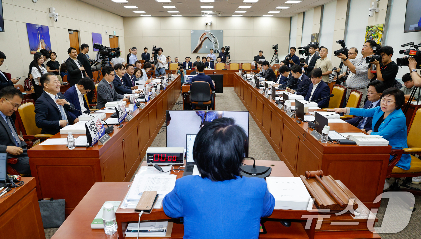 (서울=뉴스1) 안은나 기자 = 14일 오전 서울 여의도 국회 과학기술정보방송통신위원회에서 열린 배경훈 과학기술정보통신부 장관 후보자 인사청문회에서 국민의힘 최형두 간사를 비롯한 …