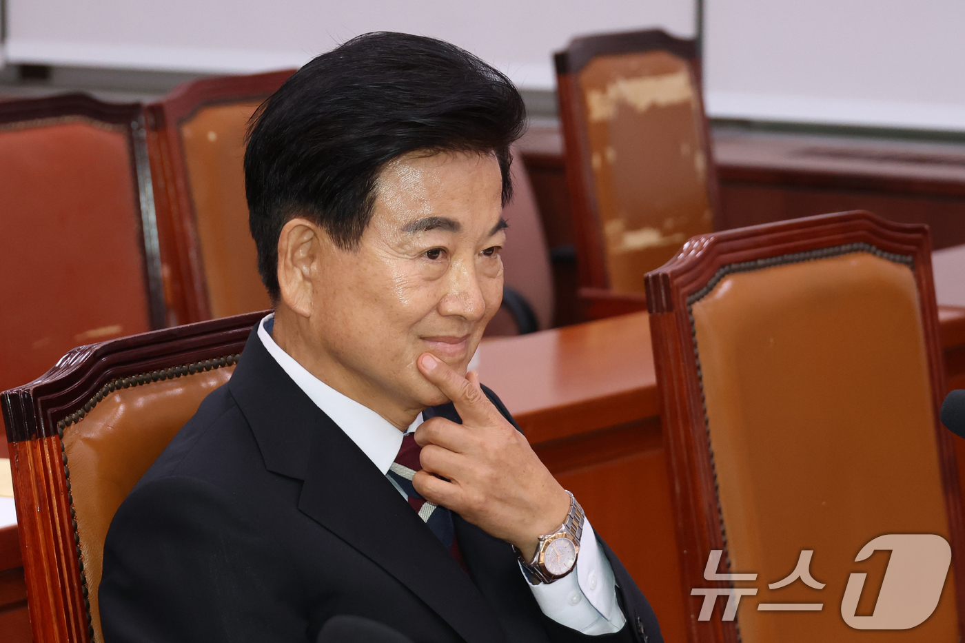 (서울=뉴스1) 이광호 기자 = 정동영 통일부 장관 후보자가 14일 오전 서울 여의도 국회 외교통일위원회 전체회의장에서 열린 인사청문회에 출석해 의원들의 의사진행 발언을 듣고 있다 …