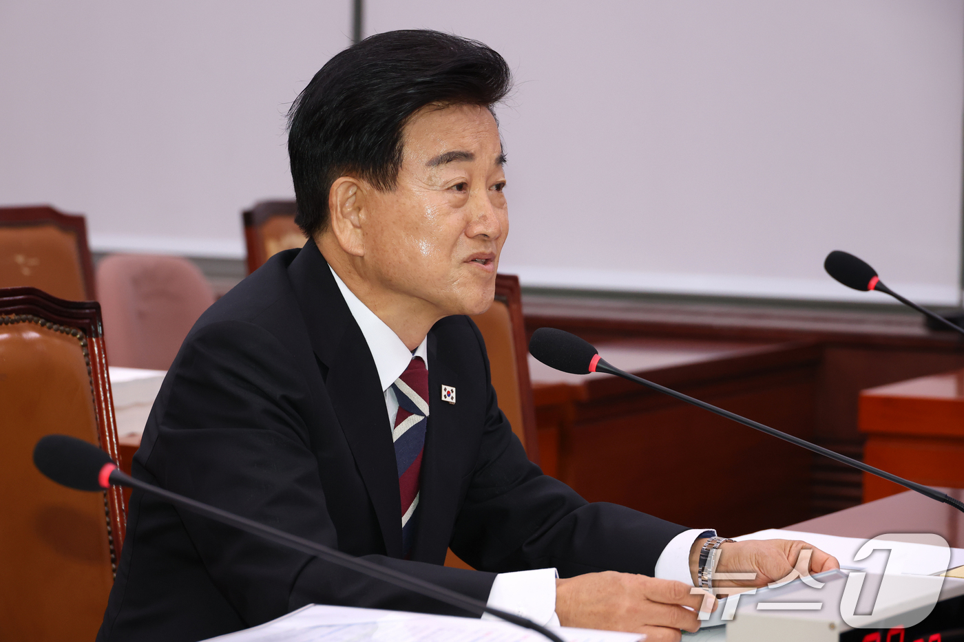 (서울=뉴스1) 이광호 기자 = 정동영 통일부 장관 후보자가 14일 오전 서울 여의도 국회 외교통일위원회 전체회의장에서 열린 인사청문회에 출석해 김석기 위원장의 질의에 답하고 있다 …