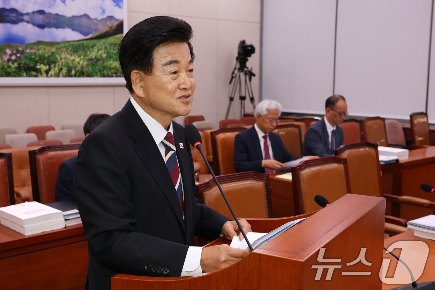 (서울=뉴스1) 이광호 기자 = 정동영 통일부 장관 후보자가 14일 오전 서울 여의도 국회 외교통일위원회 전체회의장에서 열린 인사청문회에 출석해 모두발언을 하고 있다. 2025.7 …