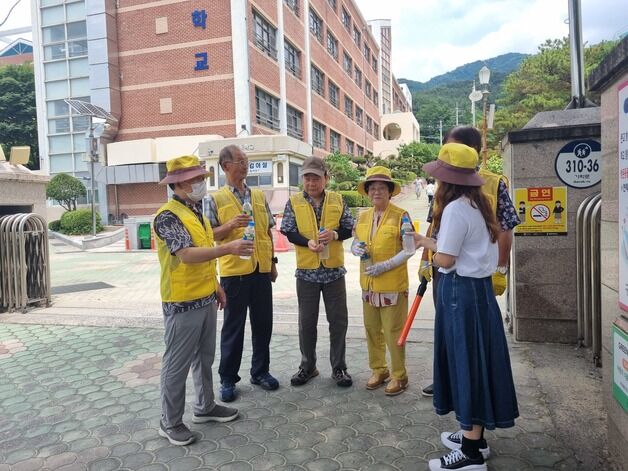 '야외활동 중단·탄력 근무'…김해시, 노인 일자리 폭염 대응 강화