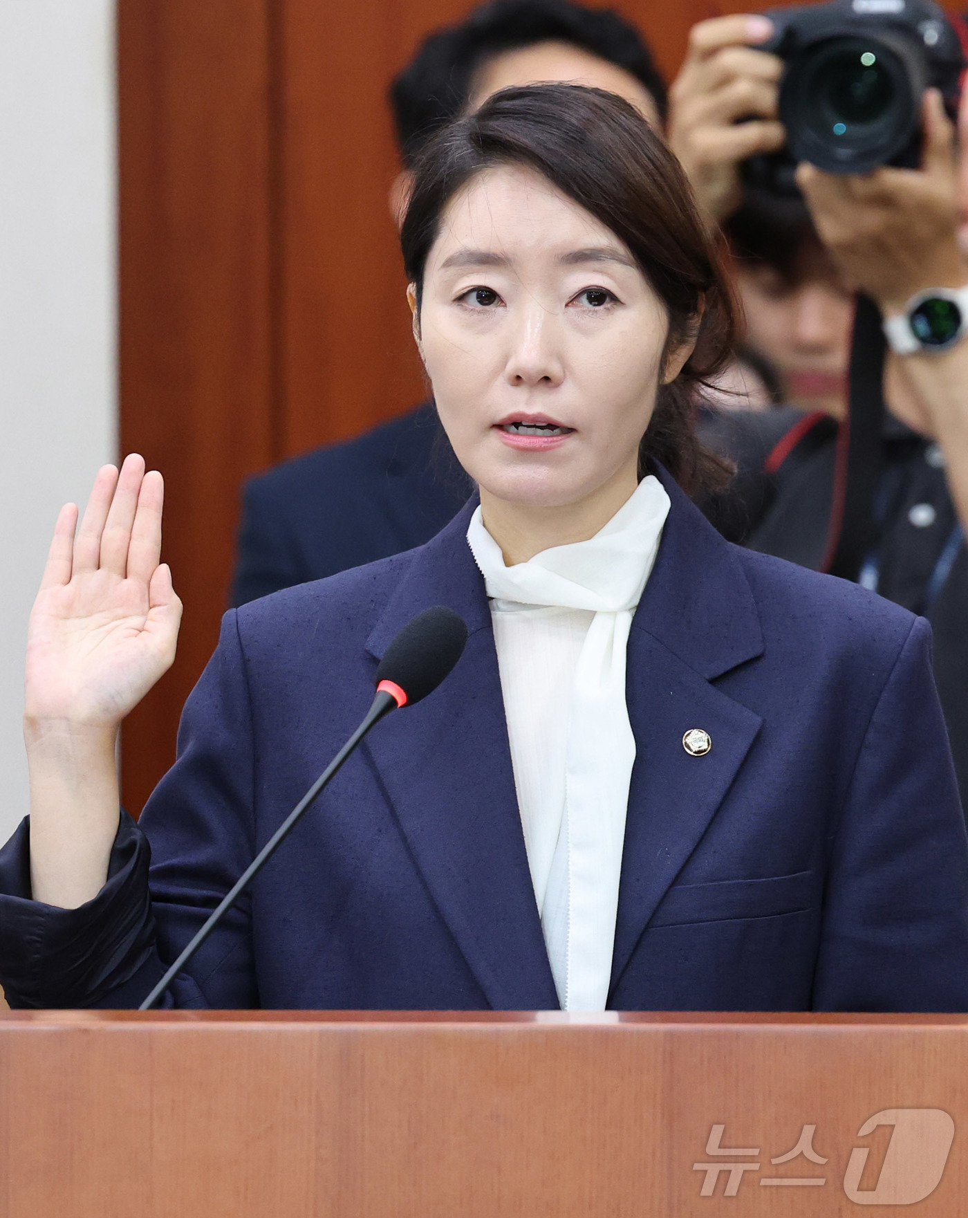 (서울=뉴스1) 유승관 기자 = 강선우 여성가족부 장관 후보자가 14일 서울 여의도 국회에서 열린 인사청문회에 출석해 선서하고 있다. 2025.7.14/뉴스1