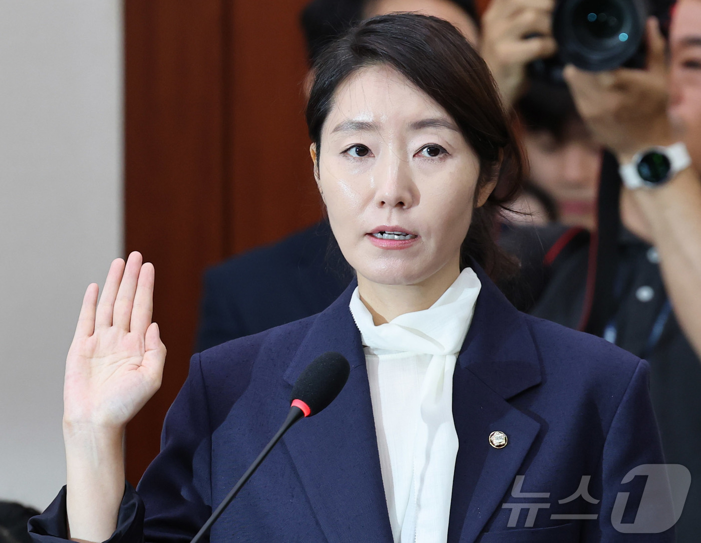 (서울=뉴스1) 유승관 기자 = 강선우 여성가족부 장관 후보자가 14일 서울 여의도 국회에서 열린 인사청문회에 출석해 선서하고 있다. 2025.7.14/뉴스1