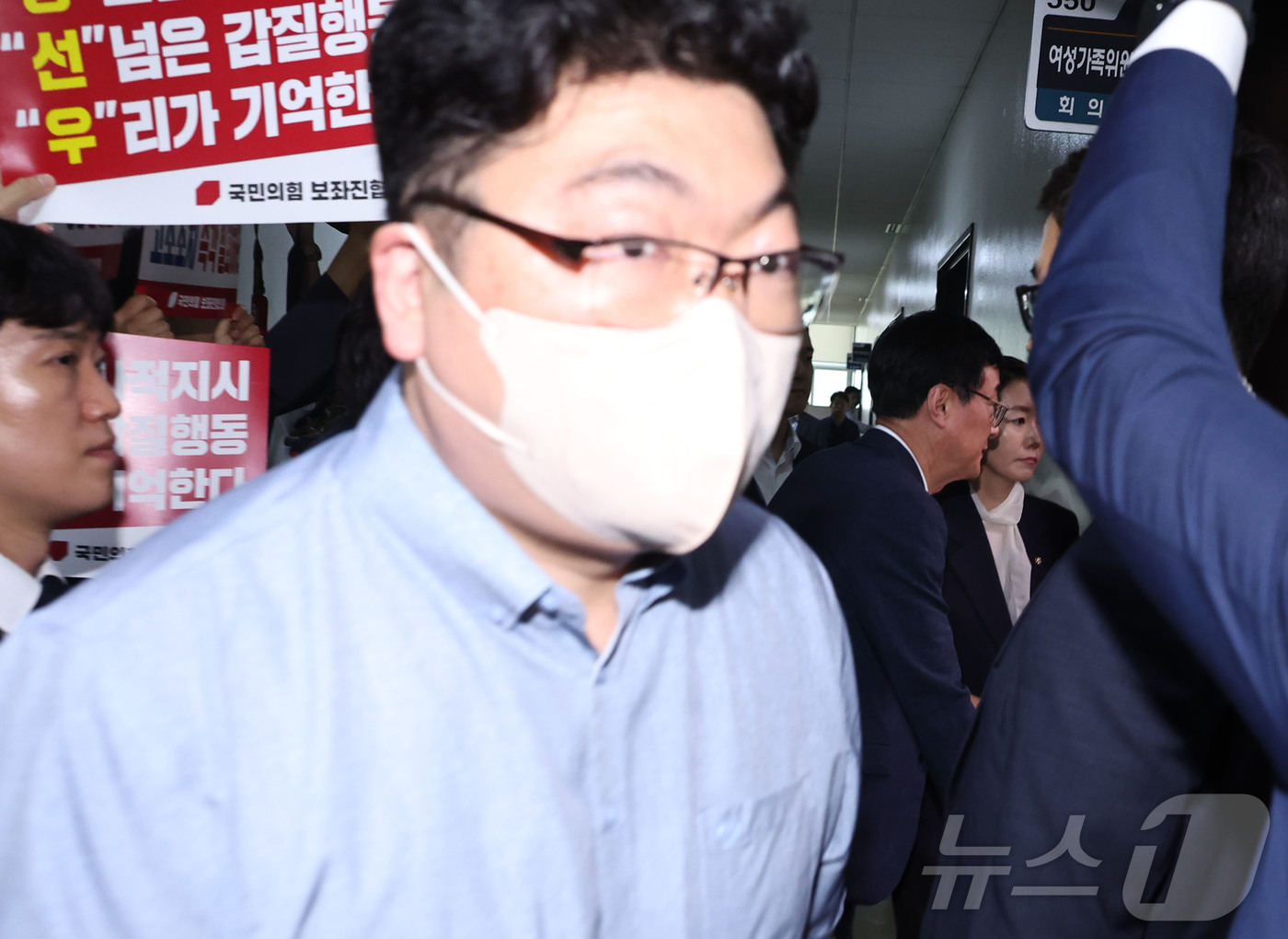 (서울=뉴스1) 유승관 기자 = 국민의힘 보좌관협의회 회원들이 피켓시위를 벌이자 강선우 여성가족부 장관 후보자가 보좌관들의 호위를 받으면서 14일 국회 인사청문회장으로 입장하고 있 …