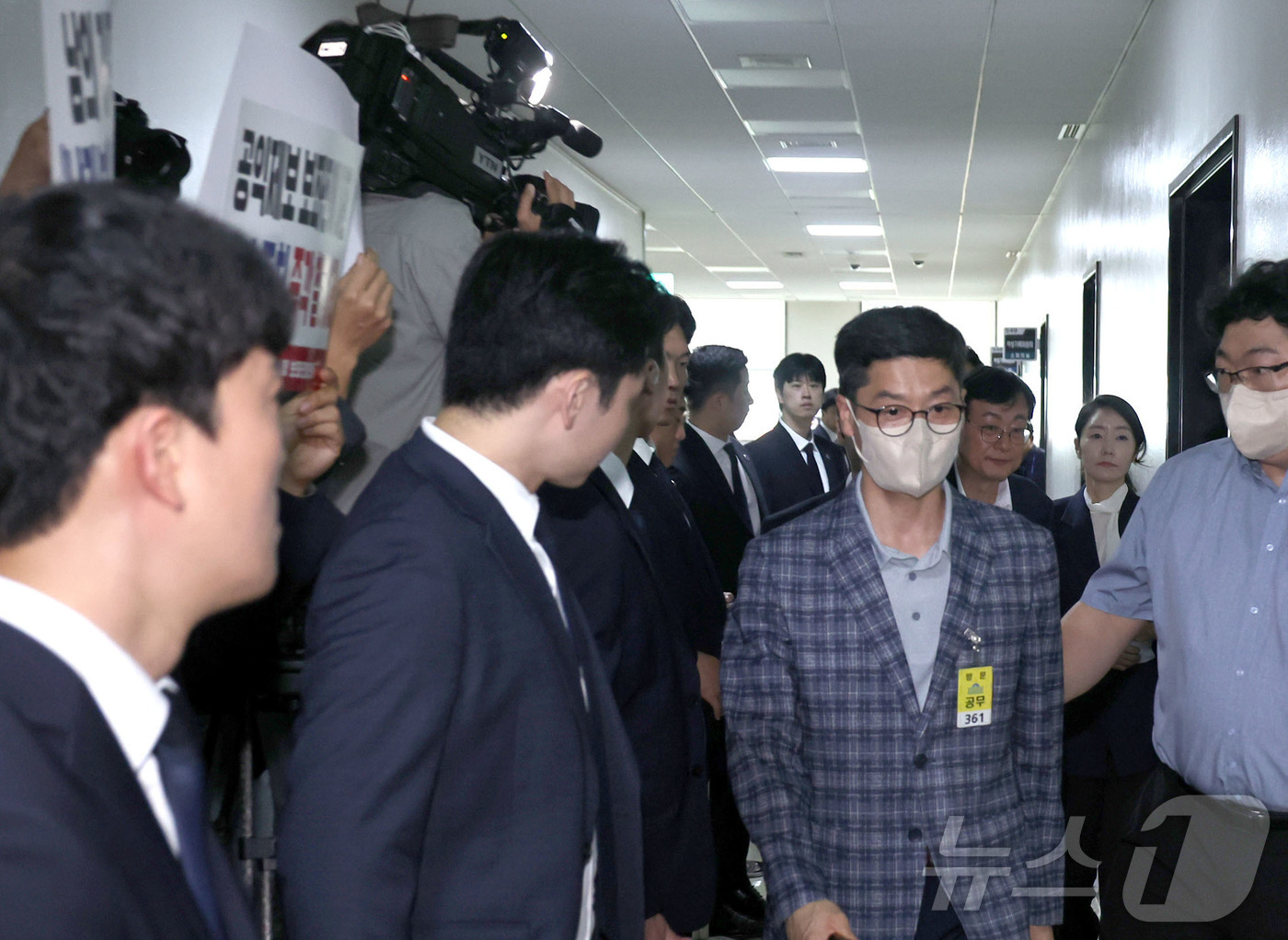 (서울=뉴스1) 유승관 기자 = 국민의힘 보좌관협의회 회원들이 피켓시위를 벌이자 강선우 여성가족부 장관 후보자가 보좌관들의 호위를 받으면서 14일 국회 인사청문회장으로 입장하고 있 …