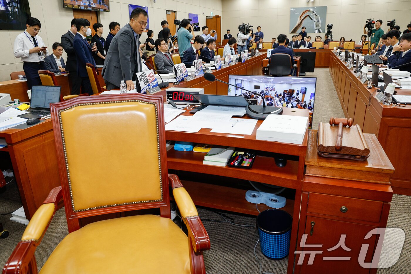 본문 이미지 - 14일 오전 서울 여의도 국회 과학기술정보방송통신위원회에서 배경훈 과학기술정보통신부 장관 후보자 인사청문회가 시작 전 파행을 빚고 있다. 이날 국민의힘 의원들이 의원석에 최민희 위원장 비판 문구가 적힌 피켓을 붙이자 최 위원장이 산회를 선언했다. 2025.7.14/뉴스1 ⓒ News1 안은나 기자