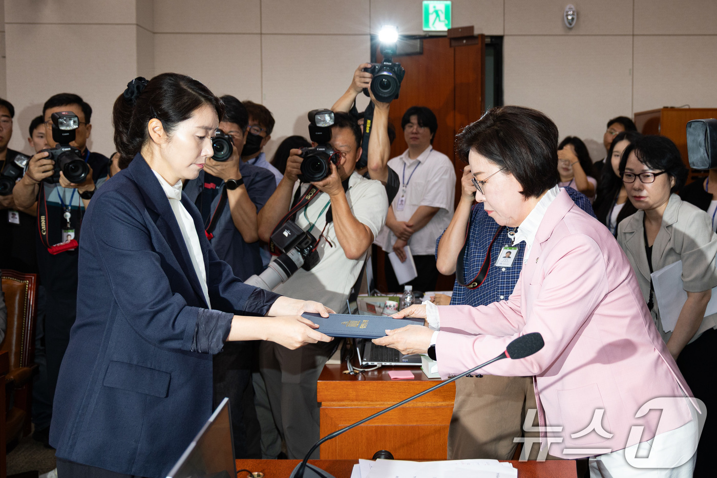 (서울=뉴스1) 유승관 기자 = 강선우 여성가족부 장관 후보자가 14일 서울 여의도 국회에서 열린 인사청문회에서 선서문을 이인선 여성가족위원장에게 전달하고 있다. 2025.7.14 …