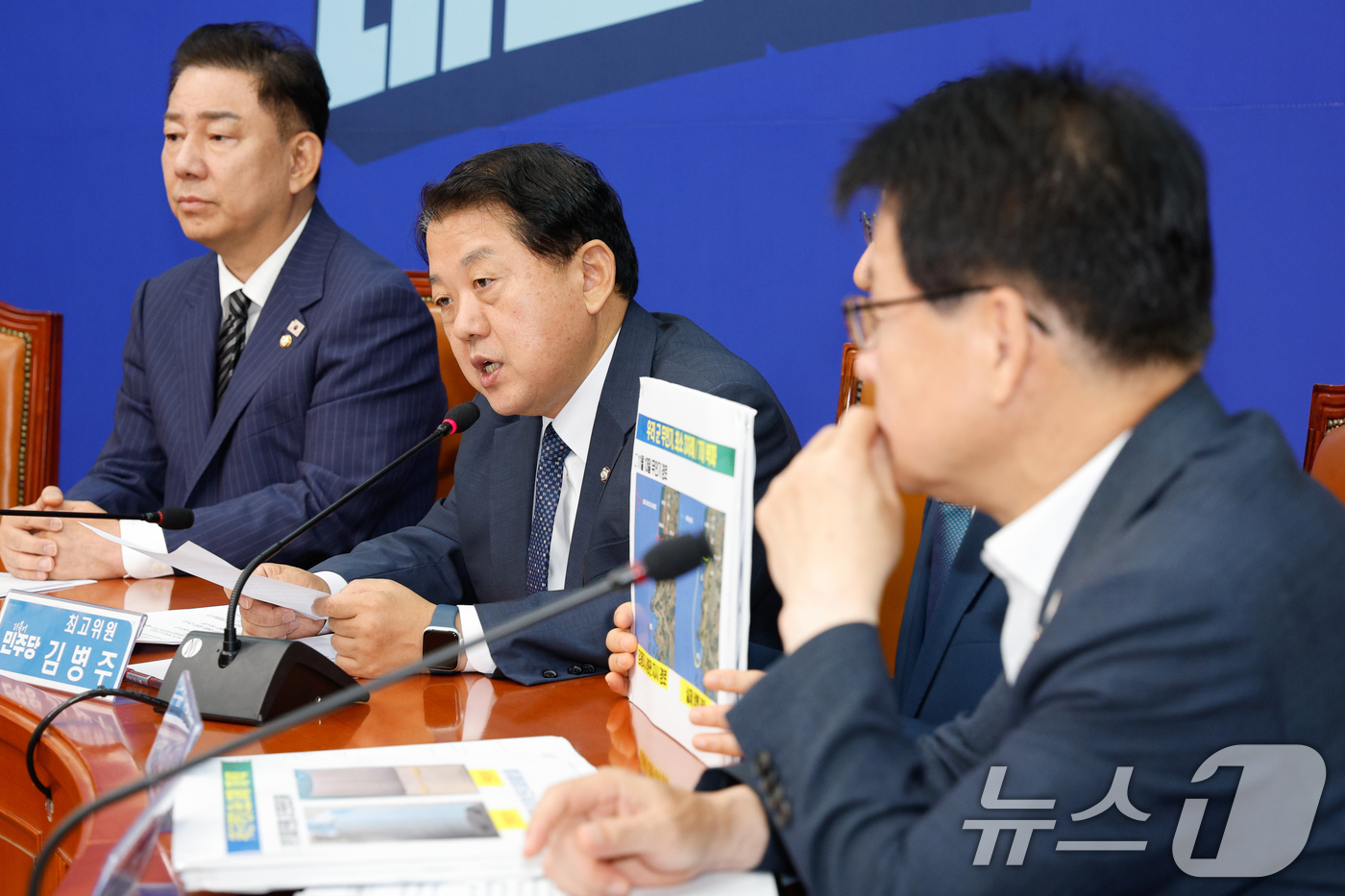 (서울=뉴스1) 안은나 기자 = 김병주 더불어민주당 최고위원이 14일 오전 서울 여의도 국회에서 열린 최고위원회의에서 드론작전사령부의 무인기 침투 작전 관련 발언을 하고 있다. 2 …