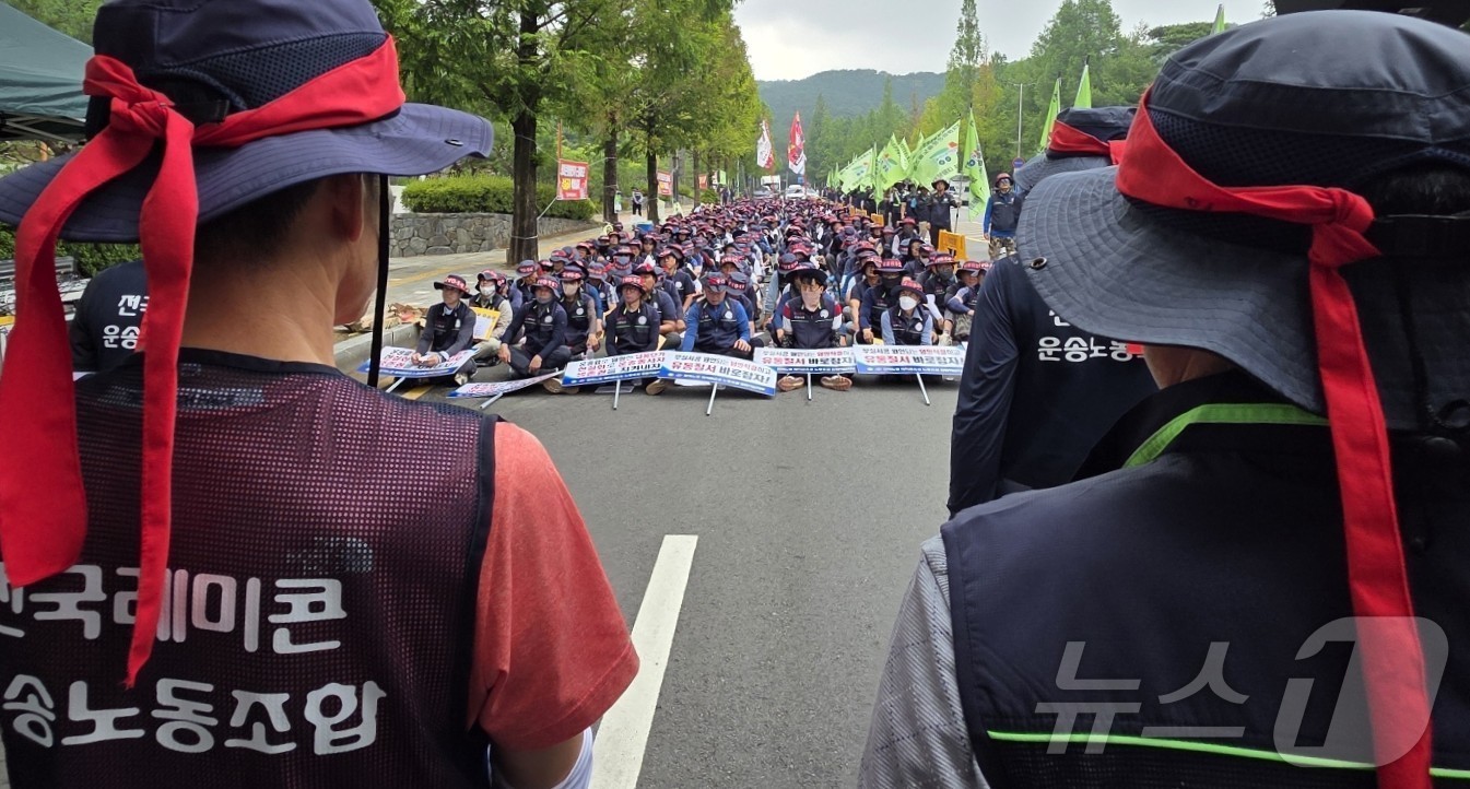 (천안=뉴스1) 이시우 기자 = 14일 충남 천안시청 정문 앞에서 한국노총 레미콘 운송노동조합 중부지역본부 천안·아산지부 노조원들이 생존권 사수 결의대회를 열고 건설사와 제조사의 …