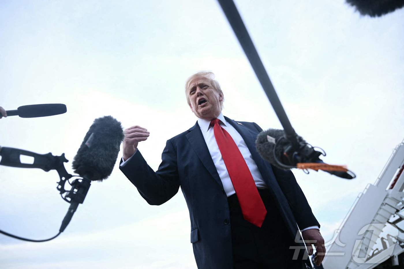 (앤드루스 공군기지 AFP=뉴스1) 김경민 기자 = 도널드 트럼프 미국 대통령이 13일(현지시간) '2025년 FIFA 클럽 월드컵 결승전'을 관람한 후 메릴랜드주 앤드루스 공군기 …