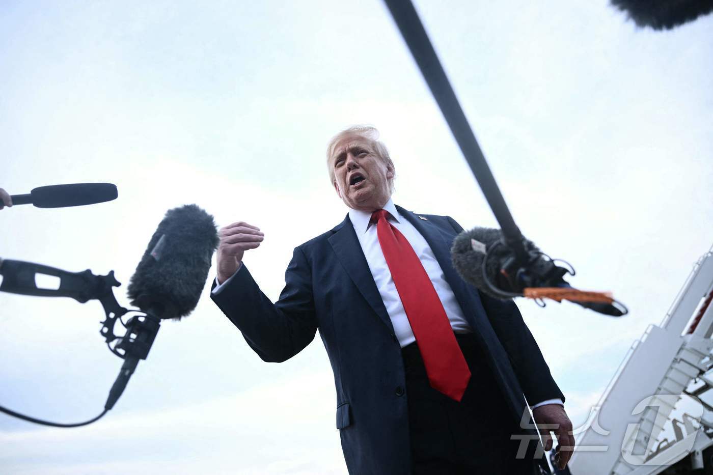 본문 이미지 - 도널드 트럼프 미국 대통령이 13일&#40;현지시간&#41; &#39;2025년 FIFA 클럽 월드컵 결승전&#39;을 관람한 후 메릴랜드주 앤드루스 공군기지에 도착해 기자들의 질문을 받고 있다. 2025.7.13 ⓒ AFP=뉴스1 ⓒ News1 김경민 기자
